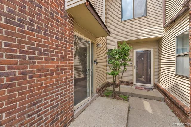 6689 Ridgefield Circle 203, West Bloomfield, MI 48322