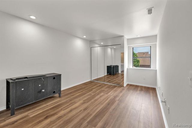 6689 Ridgefield Circle 203, West Bloomfield, MI 48322