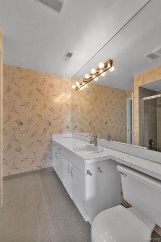6689 Ridgefield Circle 203, West Bloomfield, MI 48322
