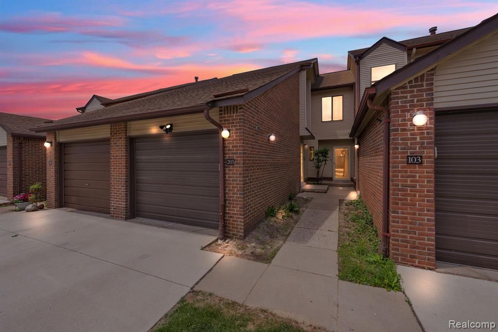 6689 Ridgefield Circle 203, West Bloomfield, MI 48322