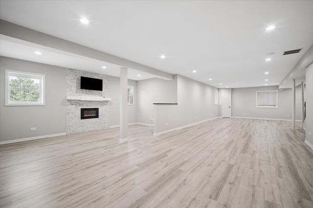 40 Wood Oaks Drive, South Barrington, IL 60010