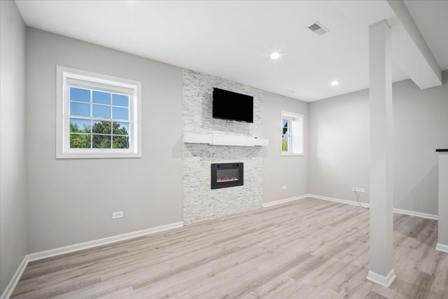 40 Wood Oaks Drive, South Barrington, IL 60010