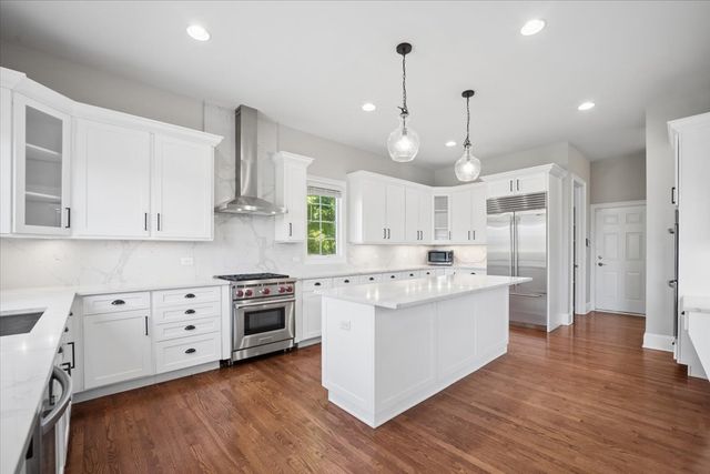 40 Wood Oaks Drive, South Barrington, IL 60010