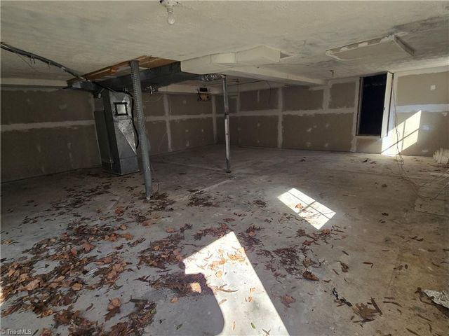 912 Friendly Road, Eden, NC 27288