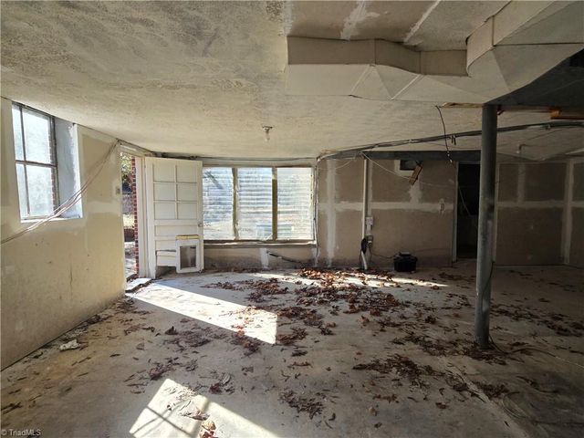 912 Friendly Road, Eden, NC 27288