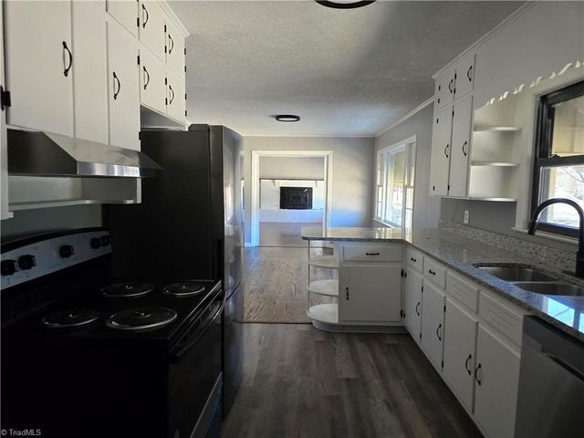 912 Friendly Road, Eden, NC 27288