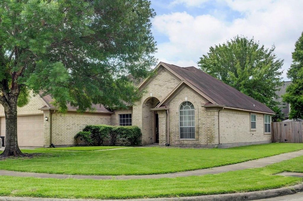 10302 Otter Circle, Baytown, TX 77523