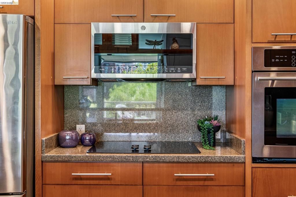 Image 12 of property listing at 811 York St 315, Oakland, CA 94610