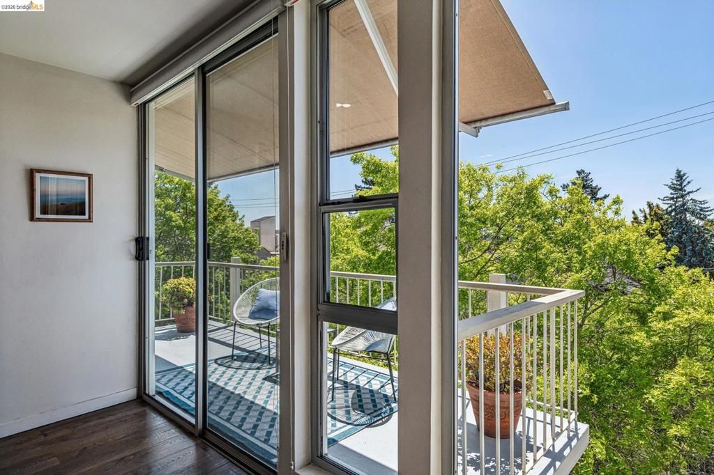 Image 24 of property listing at 811 York St 315, Oakland, CA 94610