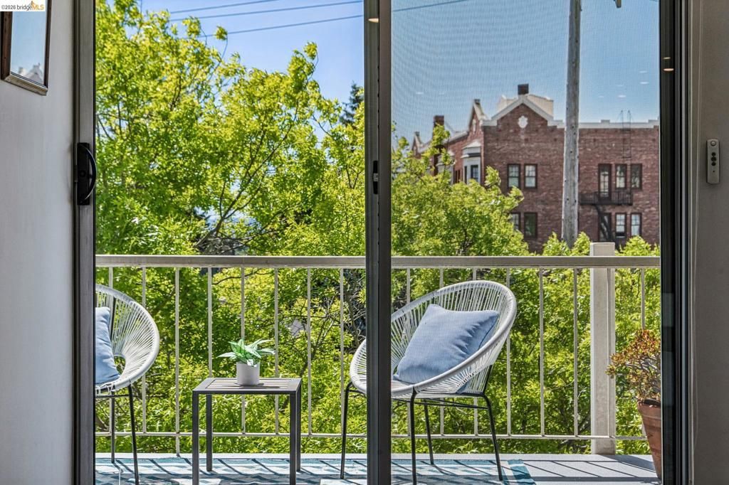 Image 25 of property listing at 811 York St 315, Oakland, CA 94610