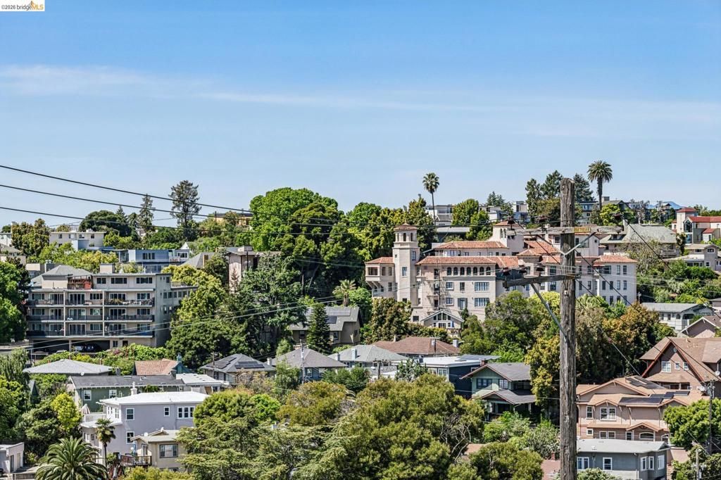 Image 30 of property listing at 811 York St 315, Oakland, CA 94610