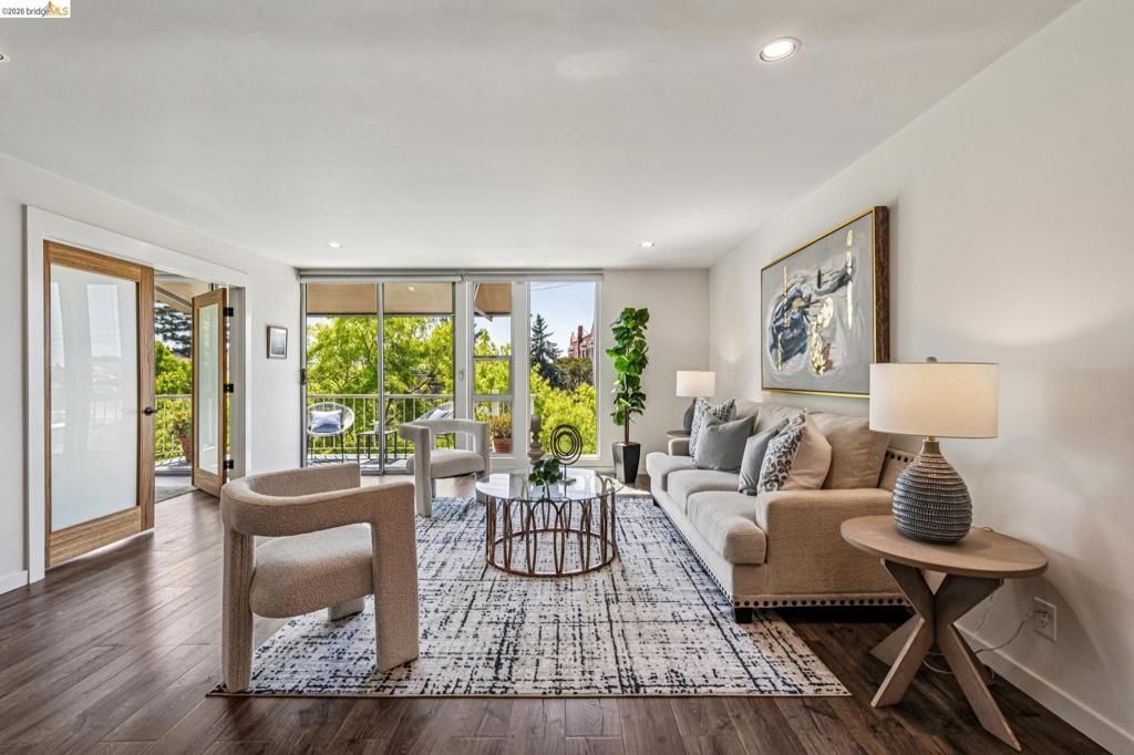 Image 4 of property listing at 811 York St 315, Oakland, CA 94610