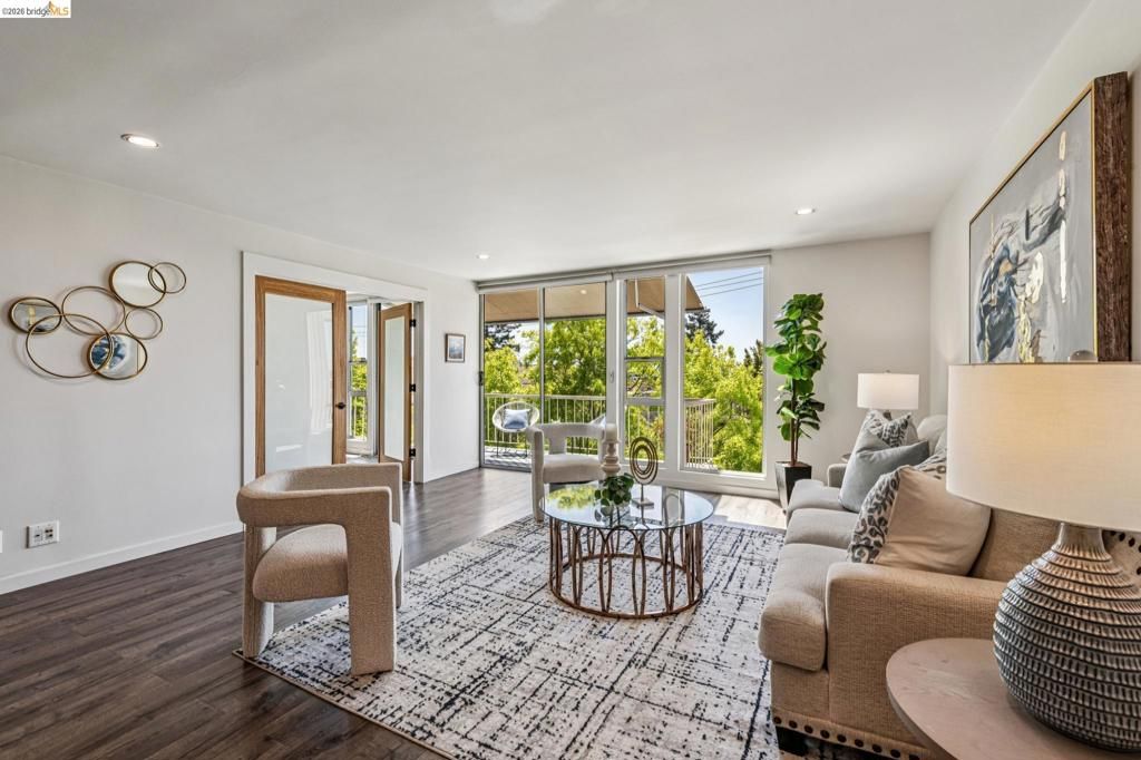 Image 7 of property listing at 811 York St 315, Oakland, CA 94610