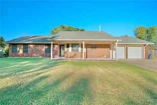 613 N Country Club Terrace, Mustang, OK 73064