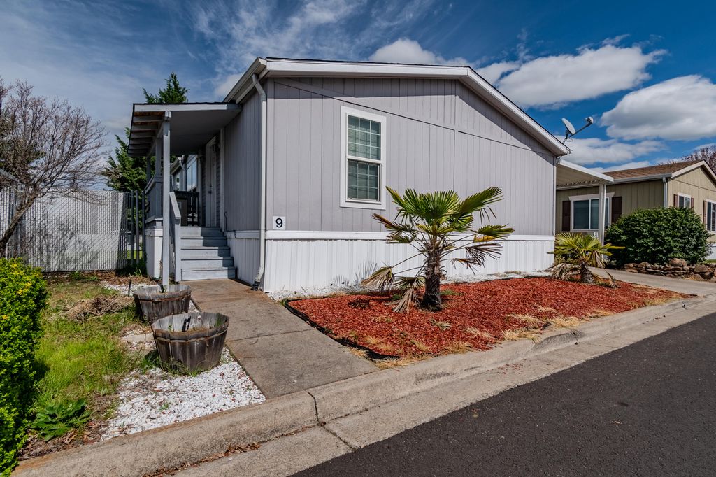 2552 Thorn Oak Drive SPC 9, Medford, OR 97501