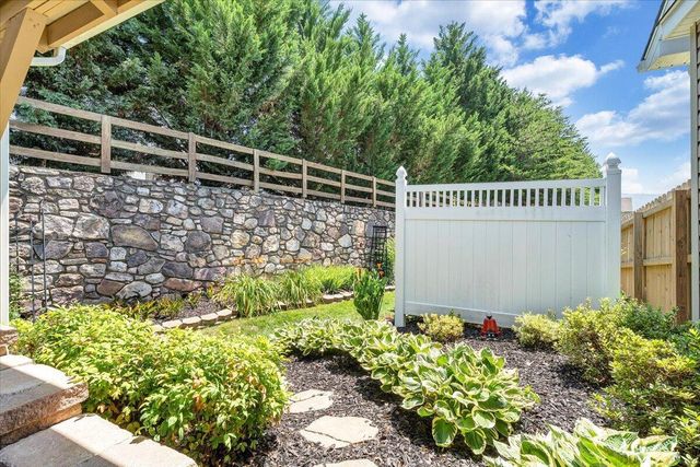 2735 Cottage Rose LN, Roanoke, VA 24012