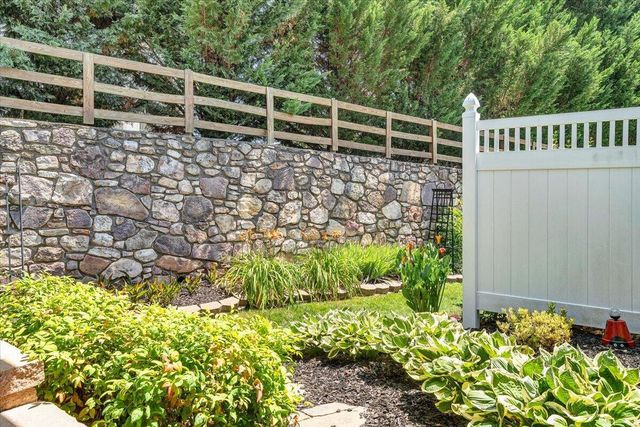 2735 Cottage Rose LN, Roanoke, VA 24012