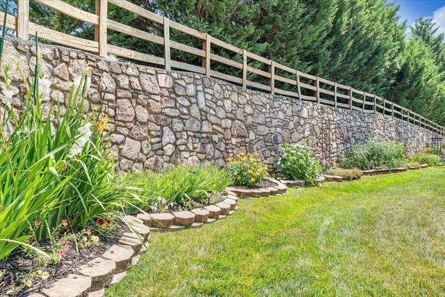 2735 Cottage Rose LN, Roanoke, VA 24012