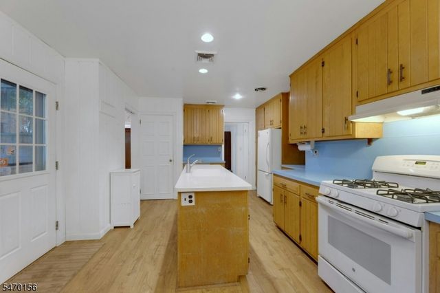 50 Pine St, Ramsey Boro, NJ 07446