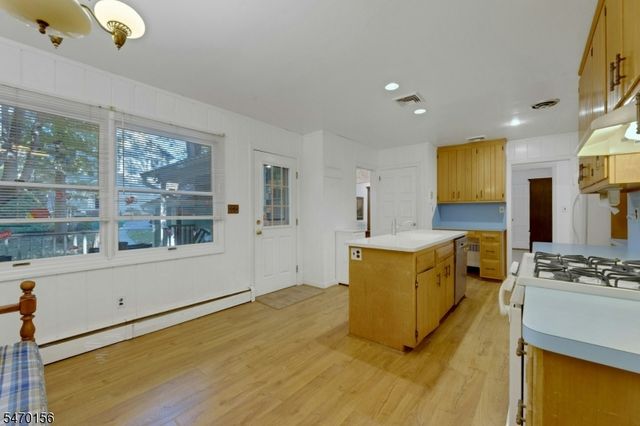 50 Pine St, Ramsey Boro, NJ 07446