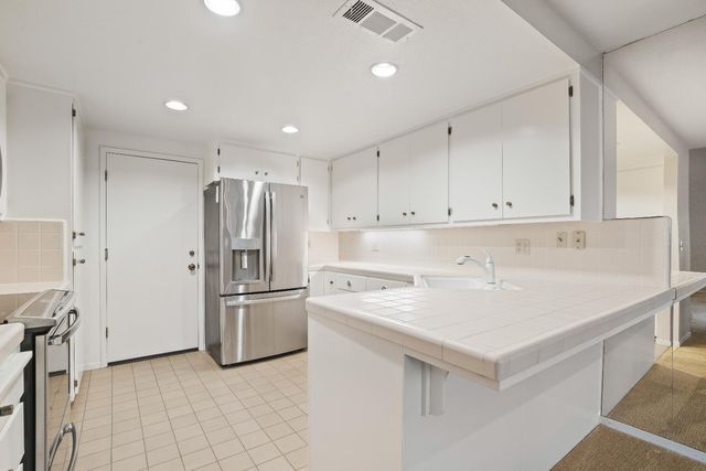 551 Oakbrook Dr, Modesto, CA 95354