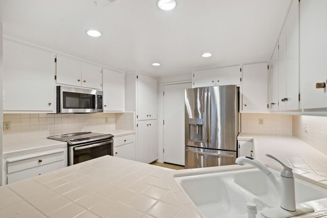 551 Oakbrook Dr, Modesto, CA 95354