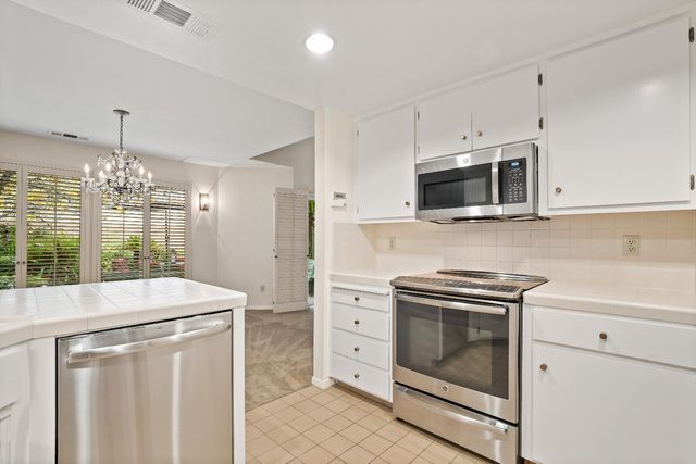 551 Oakbrook Dr, Modesto, CA 95354