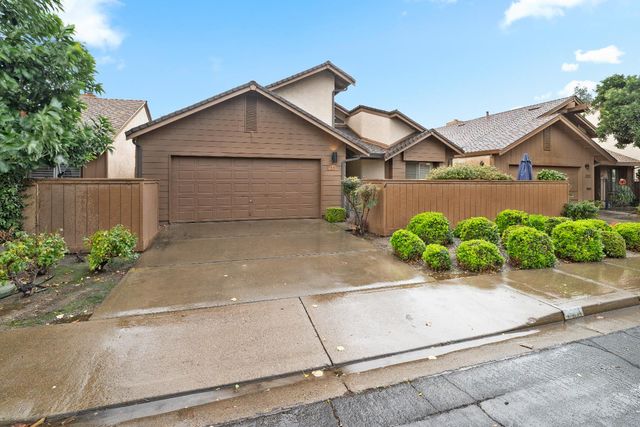 551 Oakbrook Dr, Modesto, CA 95354