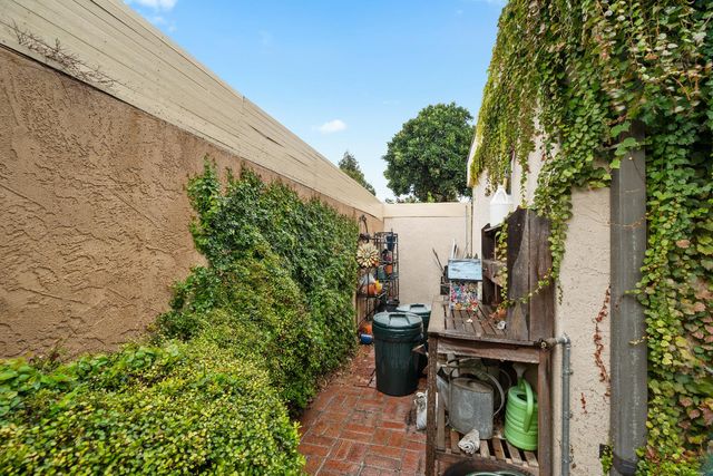 551 Oakbrook Dr, Modesto, CA 95354