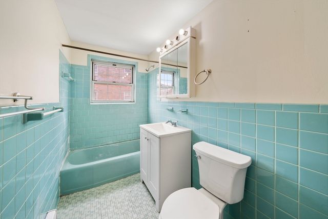 11 Colonial Village Dr 8, Arlington, MA 02474