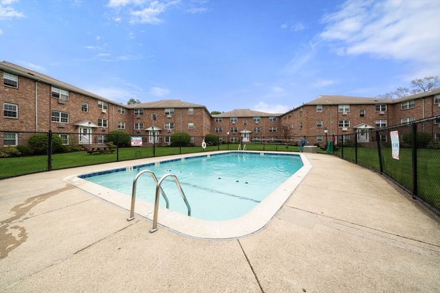 11 Colonial Village Dr 8, Arlington, MA 02474