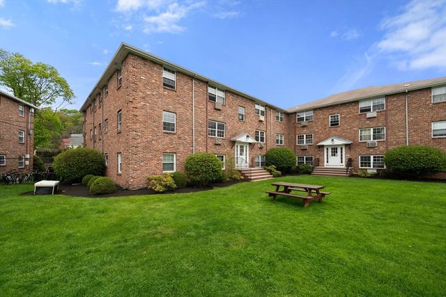 11 Colonial Village Dr 8, Arlington, MA 02474