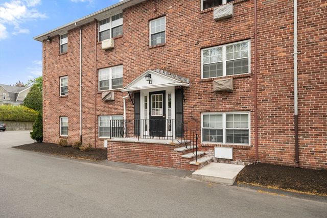 11 Colonial Village Dr 8, Arlington, MA 02474