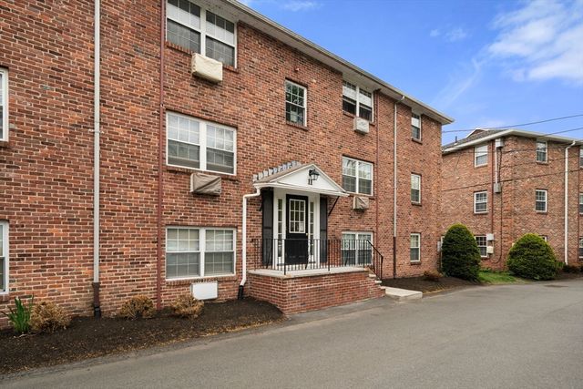11 Colonial Village Dr 8, Arlington, MA 02474