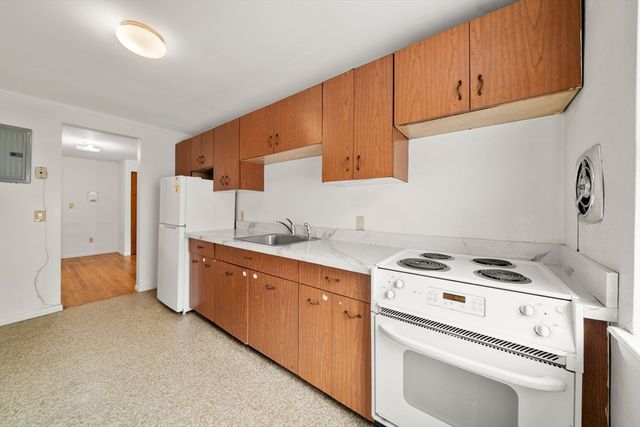 11 Colonial Village Dr 8, Arlington, MA 02474