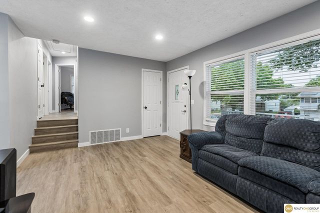 5930 N 69Th Street, Omaha, NE 68104
