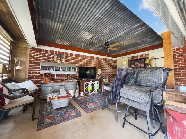 100 Martin St, Naples, TX 75568