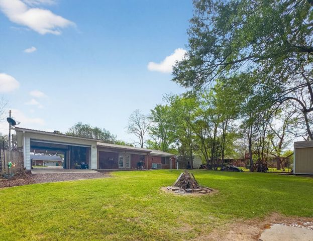 100 Martin St, Naples, TX 75568