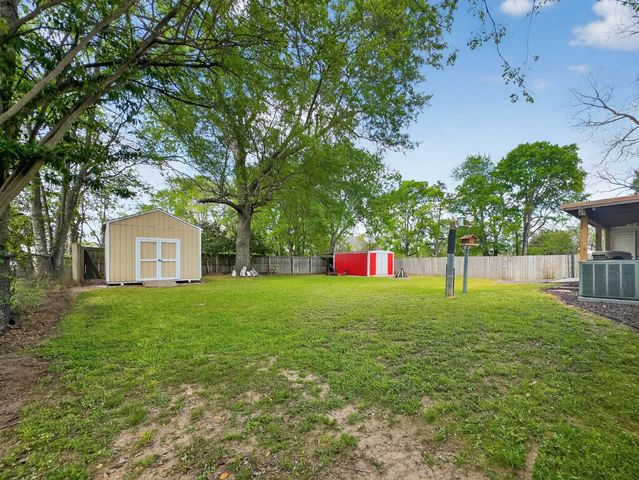 100 Martin St, Naples, TX 75568