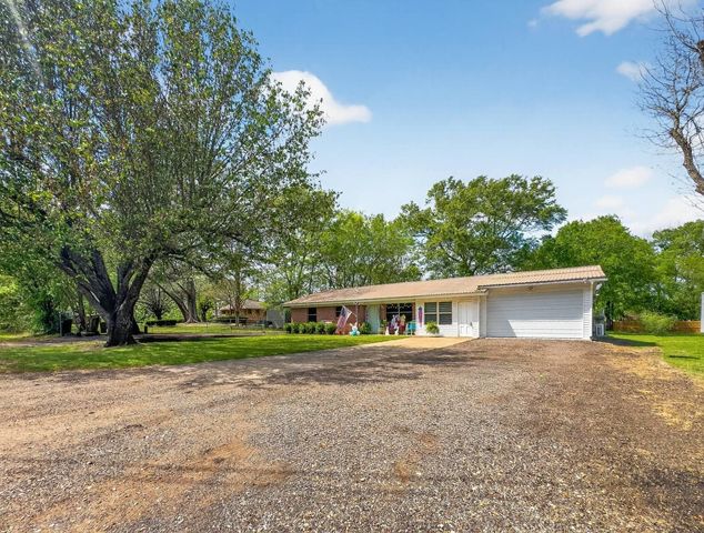 100 Martin St, Naples, TX 75568