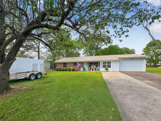 100 Martin St, Naples, TX 75568
