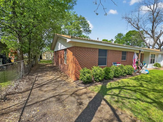 100 Martin St, Naples, TX 75568