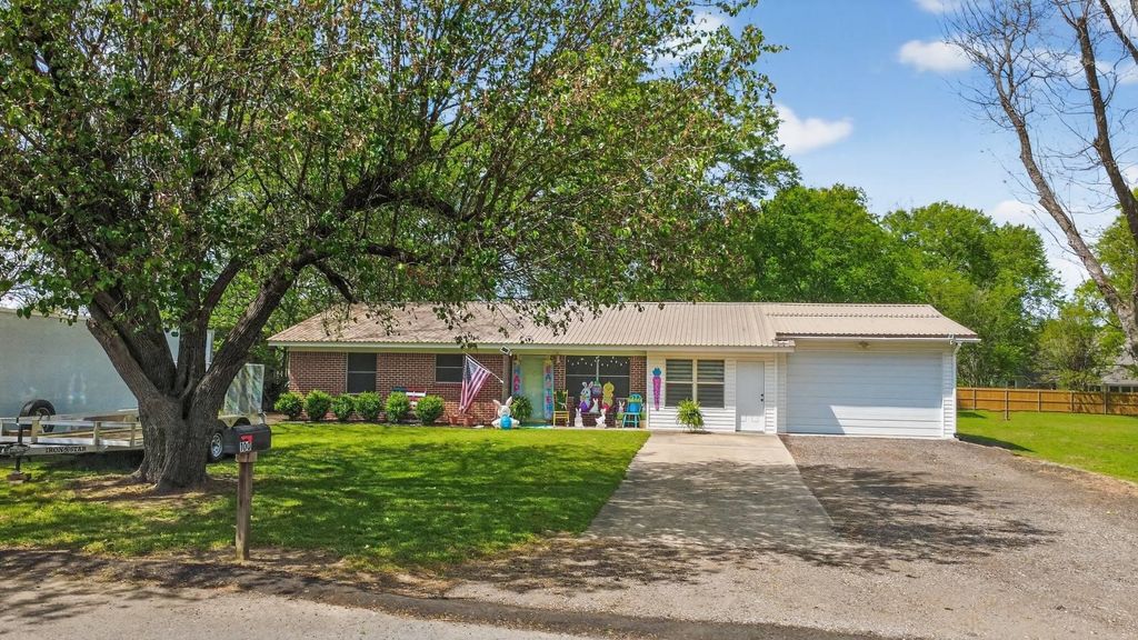 100 Martin St, Naples, TX 75568