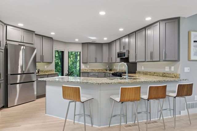 15010 Woods Edge, Minnetonka, MN 55345