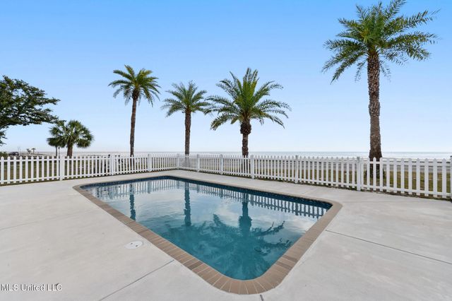 806 W Beach Boulevard, Long Beach, MS 39560