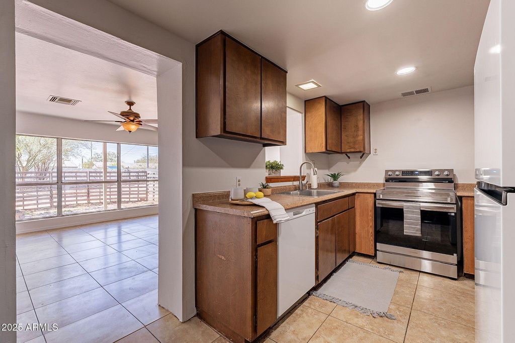 Image 2 of property listing at 551 W HARDING Avenue, Coolidge, AZ 85128