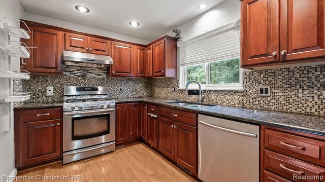 5009 Abington Drive, Troy, MI 48085