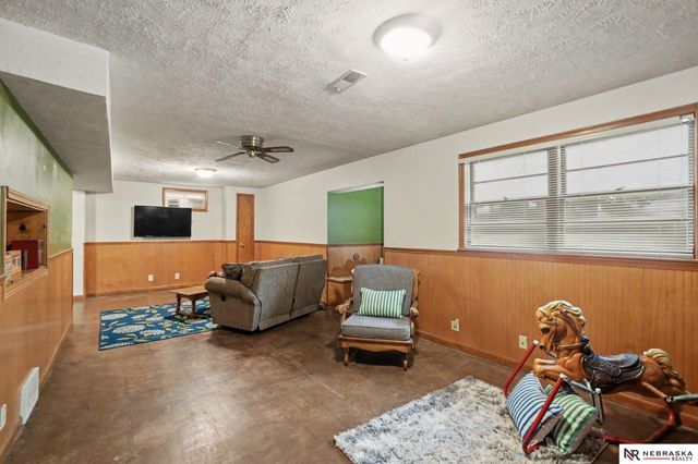 9225 Spaulding Street, Omaha, NE 68134