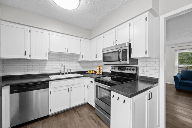 6405 N Hazelwood Avenue, Davenport, IA 52806