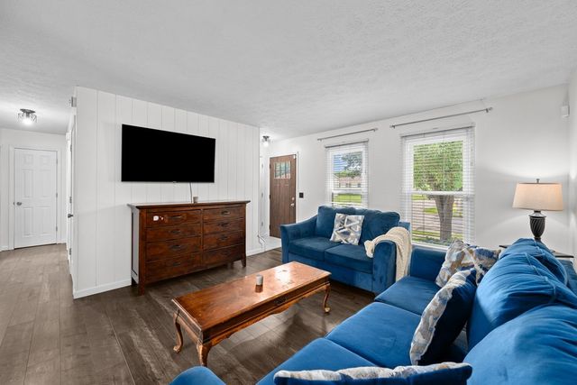 6405 N Hazelwood Avenue, Davenport, IA 52806